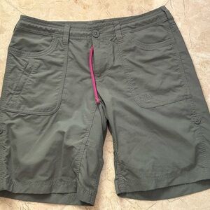 NWOT The North Face Olive Cargo Khaki Green Shorts